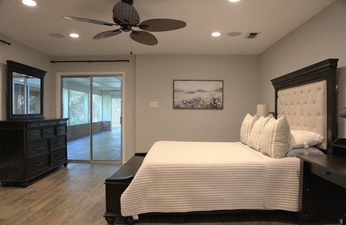 Los Fresnos Casa | Two Waterfront Homes in One!