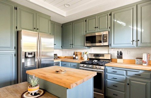 Blue Jay Casa | “Two Wolves” Spacious Mountain Nature Haven w/ 5 decks, 3 fireplaces.