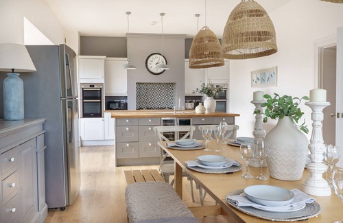 Llanerchymedd Cabaña | Tŷ a Chaban Carmel - Carmel House and Cabin - sleeps 22, stunning views, hot tub & wood burner