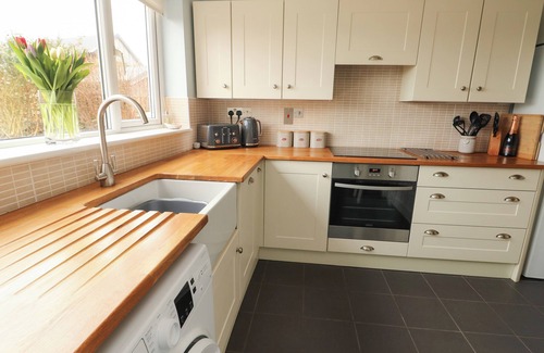 Llanfaelog Cabaña | TY BACH, pet friendly, with open fire in Rhosneigr
