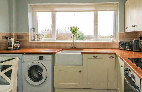 Llanfaelog Cabaña | TY BACH, pet friendly, with open fire in Rhosneigr