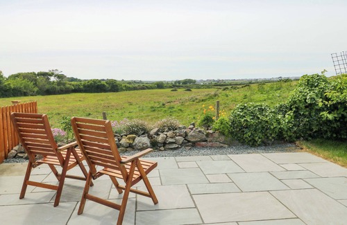 Llanfaelog Cabaña | TY BACH, pet friendly, with open fire in Rhosneigr