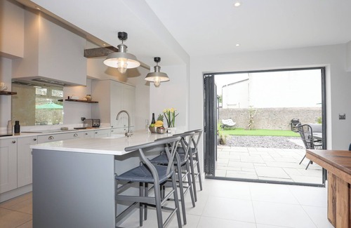 Cemaes Bay Cabaña | TY BARA, pet friendly, country holiday cottage in Cemaes Bay
