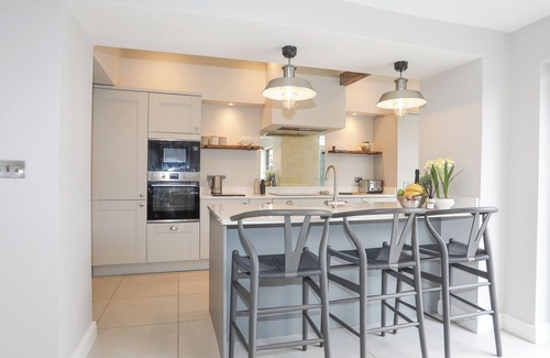 Cemaes Bay Cabaña | TY BARA, pet friendly, country holiday cottage in Cemaes Bay