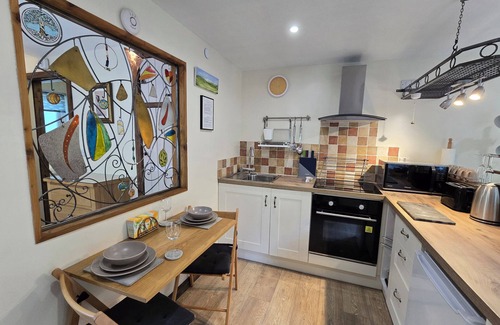 Newcastle Emlyn Cabaña | TY BARDDU, pet friendly, with a garden in Newcastle Emlyn