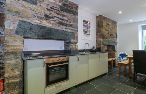 Beddgelert Cabaña | TY CAPEL BETHANIA, pet friendly, with open fire in Nant Gwynant