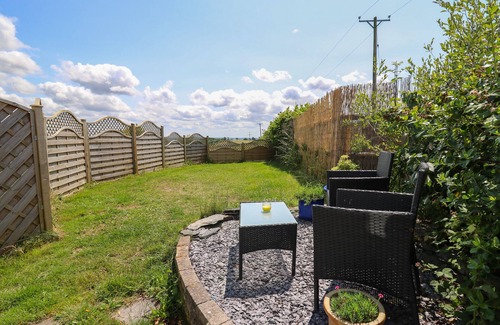 Llangynin Cabaña | TY CARIAD, pet friendly, with a garden in St Clears