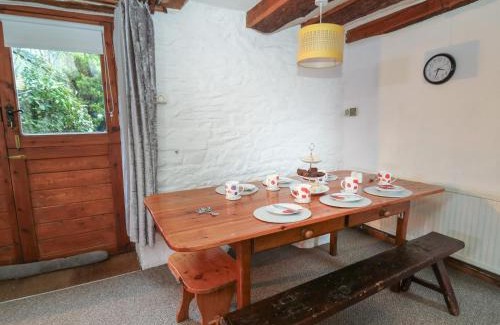 Llanybydder Casa | Ty Ceffylau