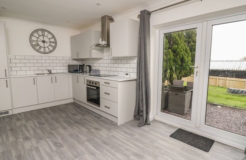 Llangynin Cabaña | TY CWTCH, pet friendly, country holiday cottage in St Clears