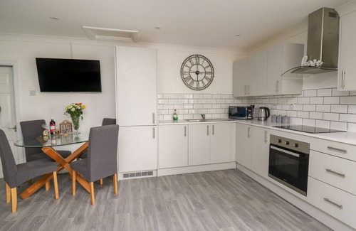 Llangynin Cabaña | TY CWTCH, pet friendly, country holiday cottage in St Clears