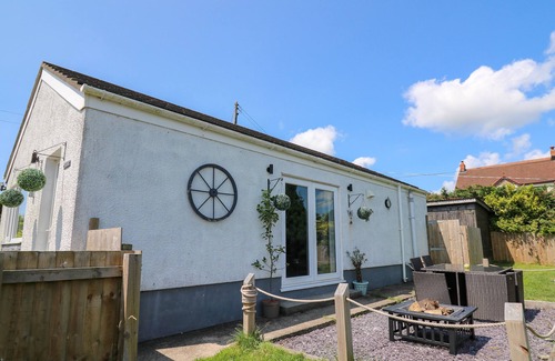 Llangynin Cabaña | TY CWTCH, pet friendly, country holiday cottage in St Clears