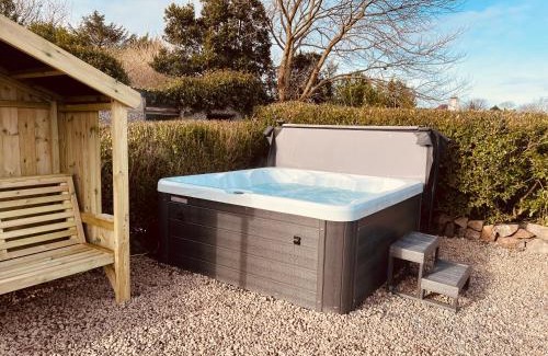 Llanbedrog Casa | Ty Fin Cottage with Hot Tub