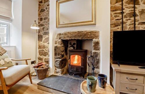 Llanbedrog Casa | Ty Fin Cottage with Hot Tub