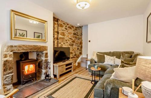 Llanbedrog Casa | Ty Fin Cottage with Hot Tub