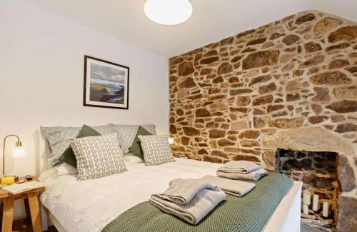 Llanbedrog Casa | Ty Fin Cottage with Hot Tub