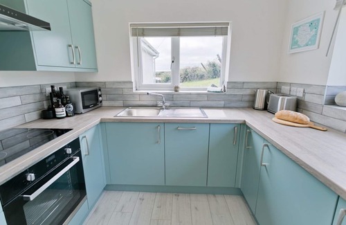 Ty Croes Apartamento | Ty Glan Y Mor - an on the beach that sleeps 6 guests in 3 bedrooms
