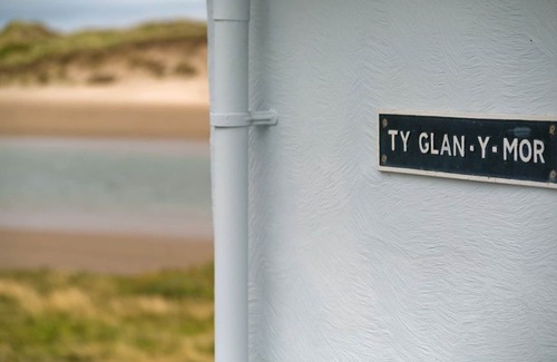 Ty Croes Apartamento | Ty Glan Y Mor - an on the beach that sleeps 6 guests in 3 bedrooms