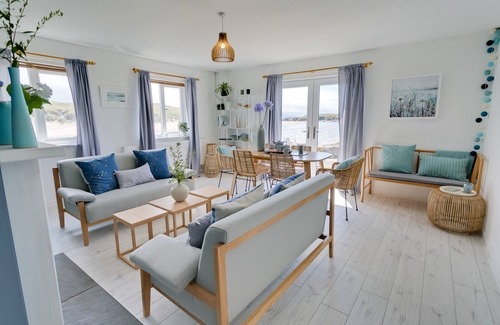 Ty Croes Apartamento | Ty Glan Y Mor - an on the beach that sleeps 6 guests in 3 bedrooms