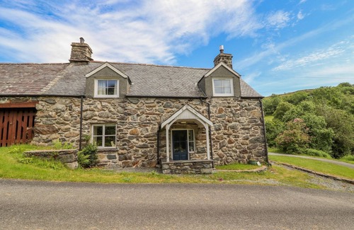 Dolgellau Casa | TY GLAN YR AFON, pet friendly, with open fire in Dolgellau