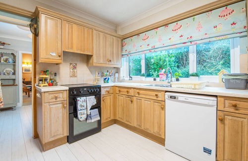 Tenby Cabaña | Ty Gwyn, Holiday Cottage Manorbier, Sleeps 8, 4 bedrooms, bathrooms