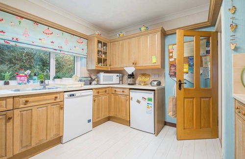 Tenby Cabaña | Ty Gwyn, Holiday Cottage Manorbier, Sleeps 8, 4 bedrooms, bathrooms