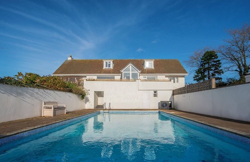 Tenby Cabaña | Ty Gwyn, Holiday Cottage Manorbier, Sleeps 8, 4 bedrooms, bathrooms