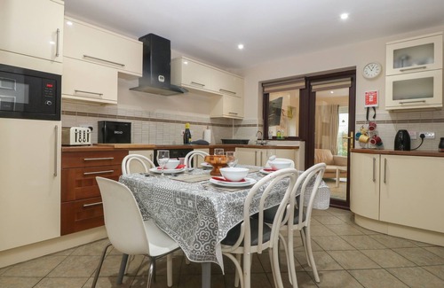 Trearddur Bay Cabaña | TY HAF, pet friendly, country holiday cottage in Trearddur Bay