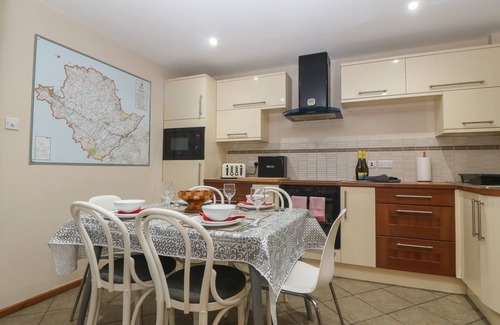 Trearddur Bay Cabaña | TY HAF, pet friendly, country holiday cottage in Trearddur Bay