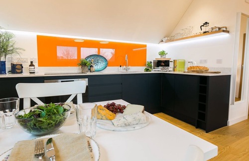 Llanfaelog Cabaña | Ty Haul - sleeps 2 guests in 1 bedroom