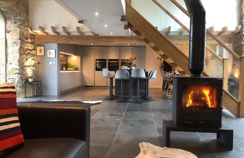 Llanddaniel Fab Cabaña | Ty Meryl - a dog that sleeps 7 guests in 3 bedrooms