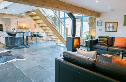 Llanddaniel Fab Cabaña | Ty Meryl - a dog that sleeps 7 guests in 3 bedrooms