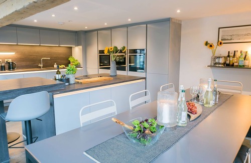 Llanddaniel Fab Cabaña | Ty Meryl - a dog that sleeps 7 guests in 3 bedrooms