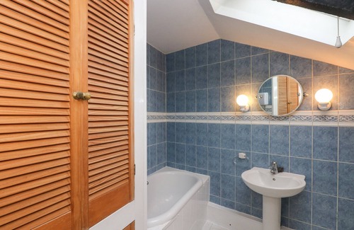 Llanpumsaint Cabaña | TY NEWYDD, pet friendly, character holiday cottage in Carmarthen