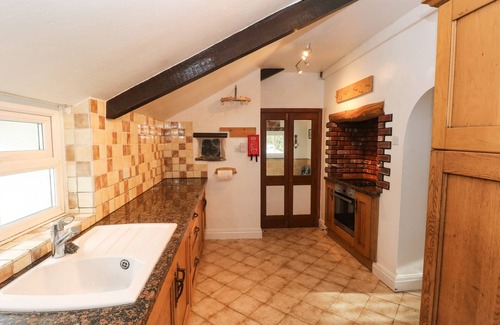 Llanpumsaint Cabaña | TY NEWYDD, pet friendly, character holiday cottage in Carmarthen
