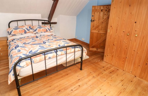 Llanpumsaint Cabaña | TY NEWYDD, pet friendly, character holiday cottage in Carmarthen