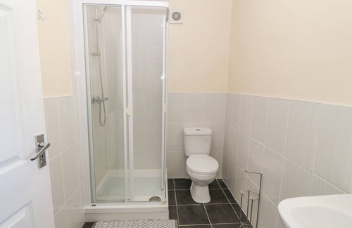 Llanfaelog Casa | TY NI ANNEX, pet friendly, with a garden in Llanfaelog