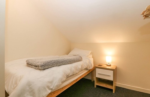 Llanfaelog Casa | TY NI ANNEX, pet friendly, with a garden in Llanfaelog