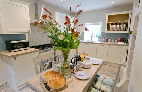 Bodorgan Apartamento | Tyn Llan - a dog that sleeps 4 guests in 2 bedrooms