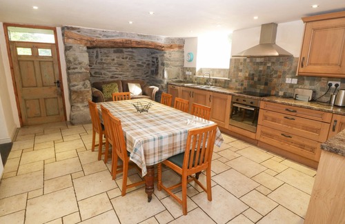 Talsarnau Casa | TYN LLWYN, pet friendly, with open fire in Eisingrug