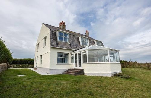 Rhosneigr Casa | Tyn Pwll five bedroom, pet-friendly holiday home in Anglesey