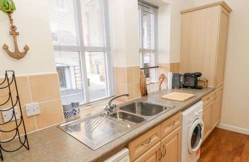 North Shields Cabaña | TYNE VIEW, pet friendly, character holiday cottage in North Shields
