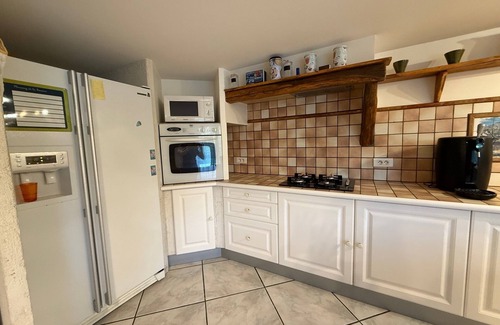 Auriol Apartamento | Type 2 apartment in the heart of the Provencal countryside with swimming pool and parking lot