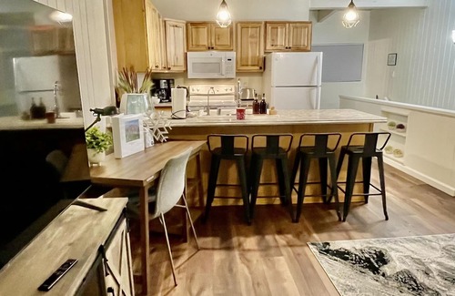 Mammoth Lakes Casa | Tyrolean Chair 113, comfortable central townhome minutes from your adventure.