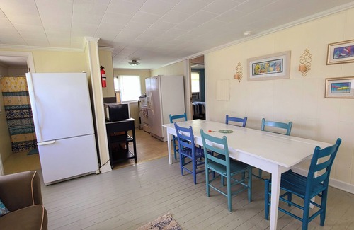 Elizabethtown Cabaña | Tyson's Bungalow, the Spacious 5-bedroom cottage in White Lake