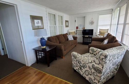 Elizabethtown Cabaña | Tyson's Bungalow, the Spacious 5-bedroom cottage in White Lake