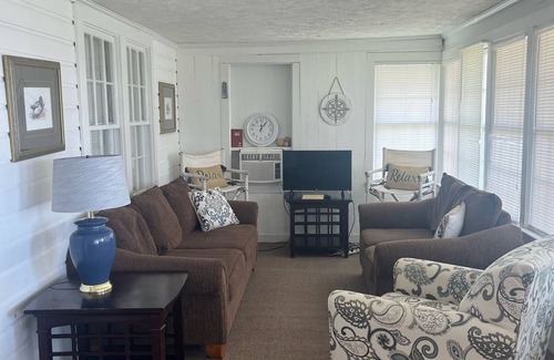 Elizabethtown Cabaña | Tyson's Bungalow, the Spacious 5-bedroom cottage in White Lake