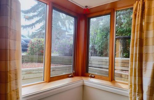 Southwest Edmonton Casa | U of A Homestay, Trails & Whyte Ave