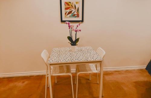 Southwest Edmonton Casa | U of A Homestay, Trails & Whyte Ave