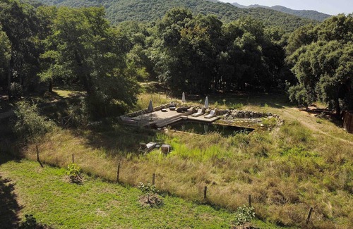 Petreto-Bicchisano Casa | U Pratu, bungalows rodeados de naturaleza, piscina natural y huerta orgánica.