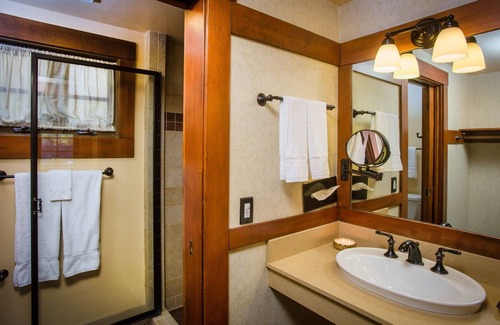Lake Arrowhead Hotel | UCLA Lake Arrowhead Lodge